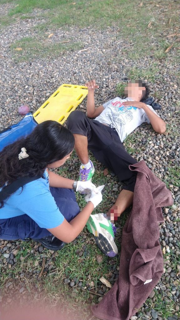 SOCORREN BOMBEROS DEL ESTADO A MASCULINO QUE CAYERA DE UN SEGUNDO PISO EN BAHÍA DE BANDERAS