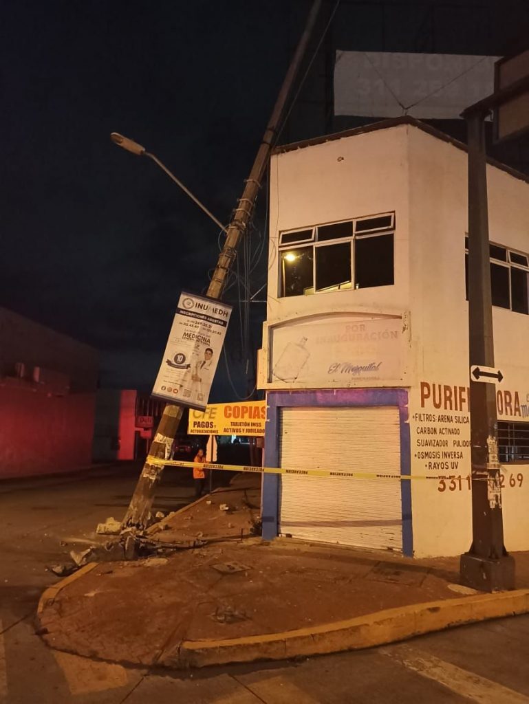 ATIENDEN BOMBEROS DEL ESTADO POSTE CAÍDO EN LA COLONIA CAJA DE AGUA