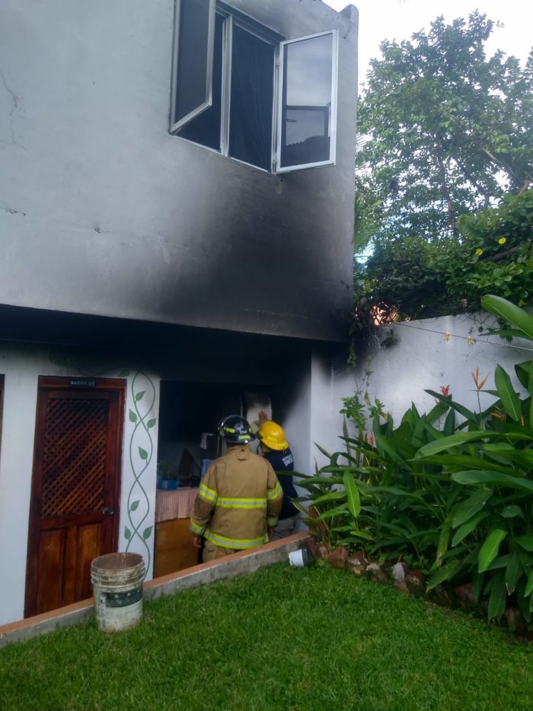 SOFOCAN BOMBEROS DEL ESTADO Y AUTORIDADES MUNICIPALES INCENDIO DE CASA HABITACIÓN EN BAHÍA DE BANDERAS