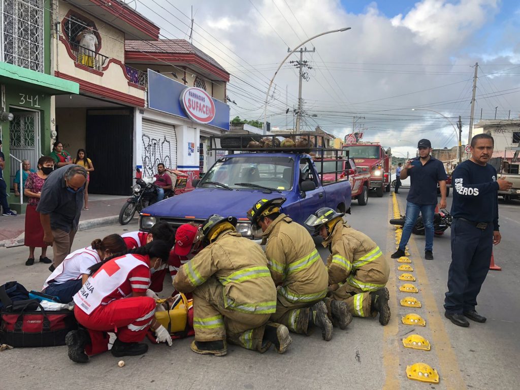 ATIENDEN BOMBEROS DEL ESTADO Y CRUZ ROJA ACCIDENTE VEHICULAR EN LA COLONIA SANTA TERESITA