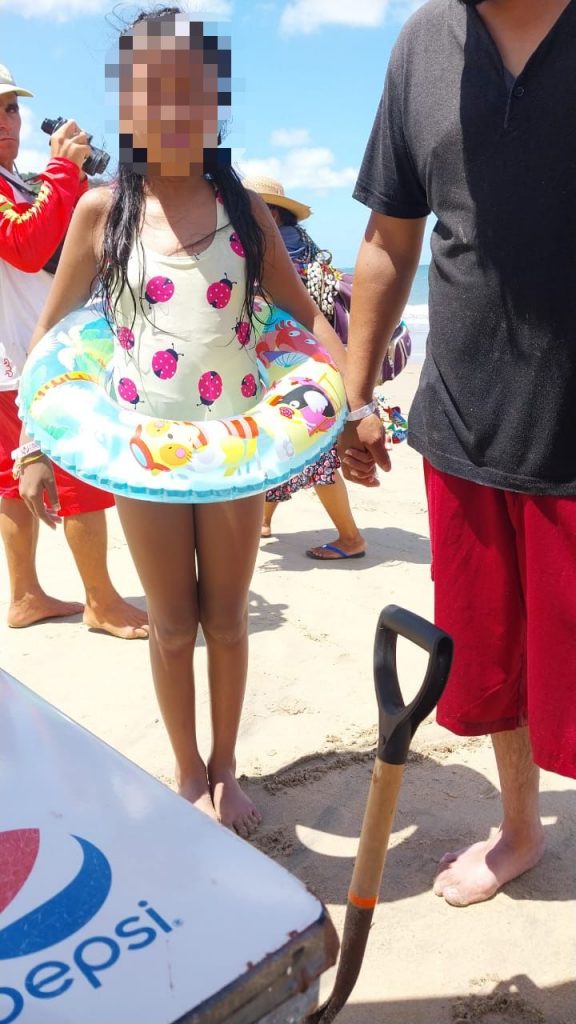 ENTREGA BOMBEROS DEL ESTADO A MENOR EXTRAVIADA EN PLAYA GUAYABITOS DE COMPOSTELA