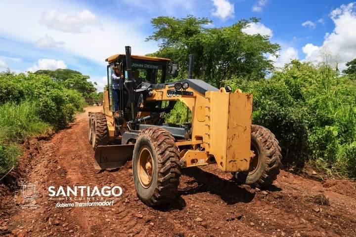 EN EL MUNICIPIO DE SANTIAGO IXCUINTLA, SE REHABILITAN LOS CAMINOS DE ACCESO Y SACACOSECHAS.