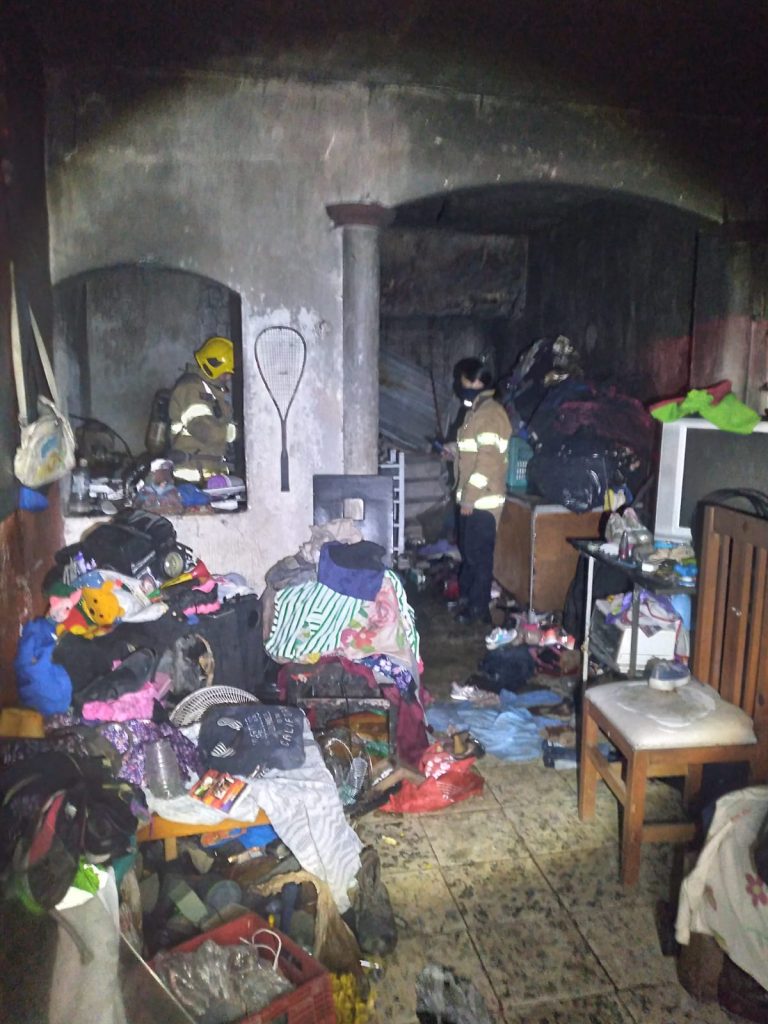 Sofocan Bomberos del Estado incendio en casa habitación en la ciudad de Xalisco