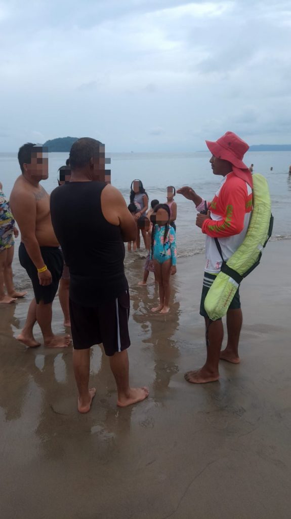 RESCATAN GUARDAVIDAS A DOS PERSONAS EN COMPOSTELA