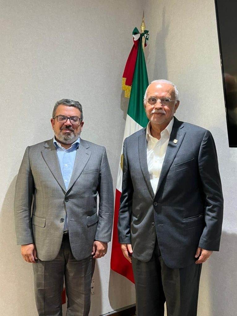 CON DIFERENTES PLANTEAMIENTOS, MIGUEL ÁNGEL NAVARRO QUINTERO BUSCA EL BENEFICIO SOCIAL.