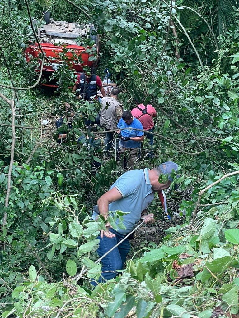 ATIENDEN BOMBEROS DEL ESTADO VOLCADURA VEHICULAR EN LA CARRETERA FEDERAL 200
