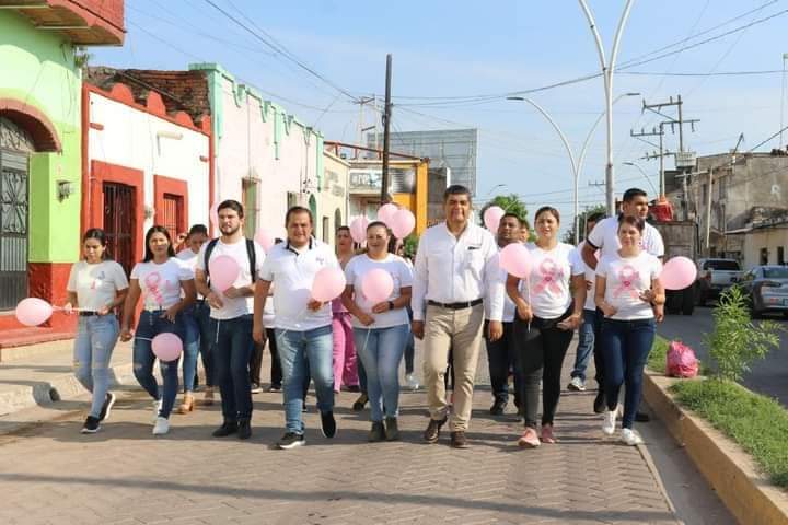 EL ALCALDE EDUARDO LUGO LÓPEZ Y SU ESPOSA TERESA BERUMEN VILLEGAS INVITAN A LAS MUJERES A PREVENIR EL CÁNCER DE MAMA.