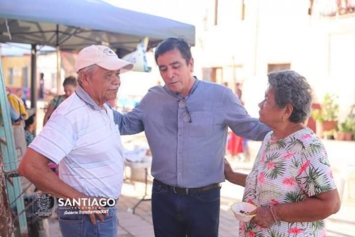 EL ALCALDE EDUARDO LUGO LÓPEZ Y SU ESPOSA TERESA BERUMEN VILLEGAS VISITARON LA ISLA DE MEXCALTITAN PARA VERIFICAR LOS DAÑOS OCASIONADOS POR EL HURACÁN ROSLYN.