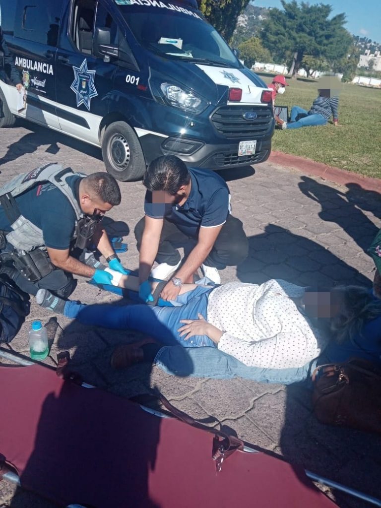 EL GOBIERNO DEL ESTADO BRINDA OPORTUNA ATENCIÓN A PERSONAS LESIONADAS POR HECHO DE TRÁNSITO EN EN EL PANTEÓN JARDINES DE SAN JUAN DE TEPIC