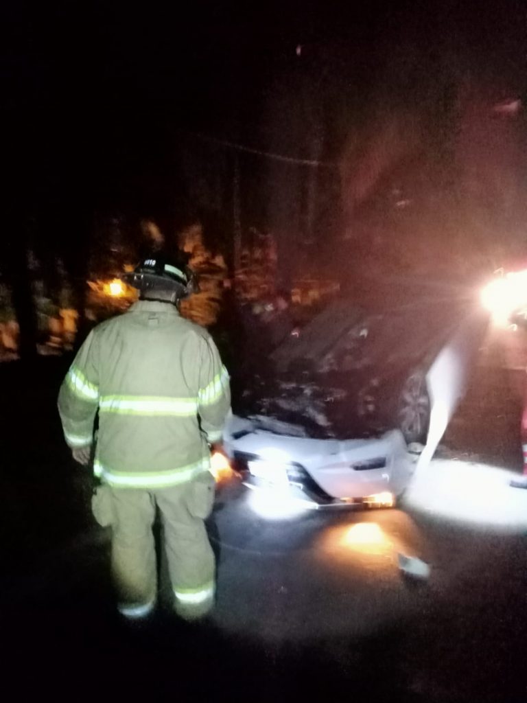 ATIENDE SSPC VOLCADURA DE VEHÍCULO EN EL LIBRAMIENTO CARRETERO