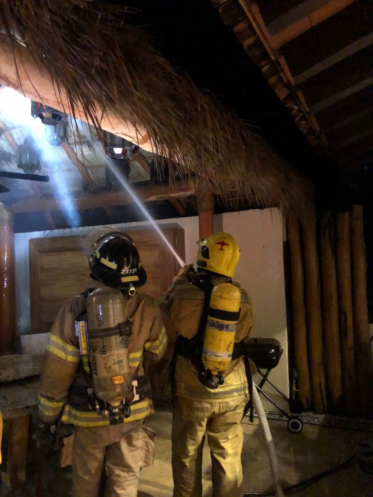ATIENDEN BOMBEROS DEL ESTADO INCENDIO DE PALAPA EN BAHÍA DE BANDERAS
