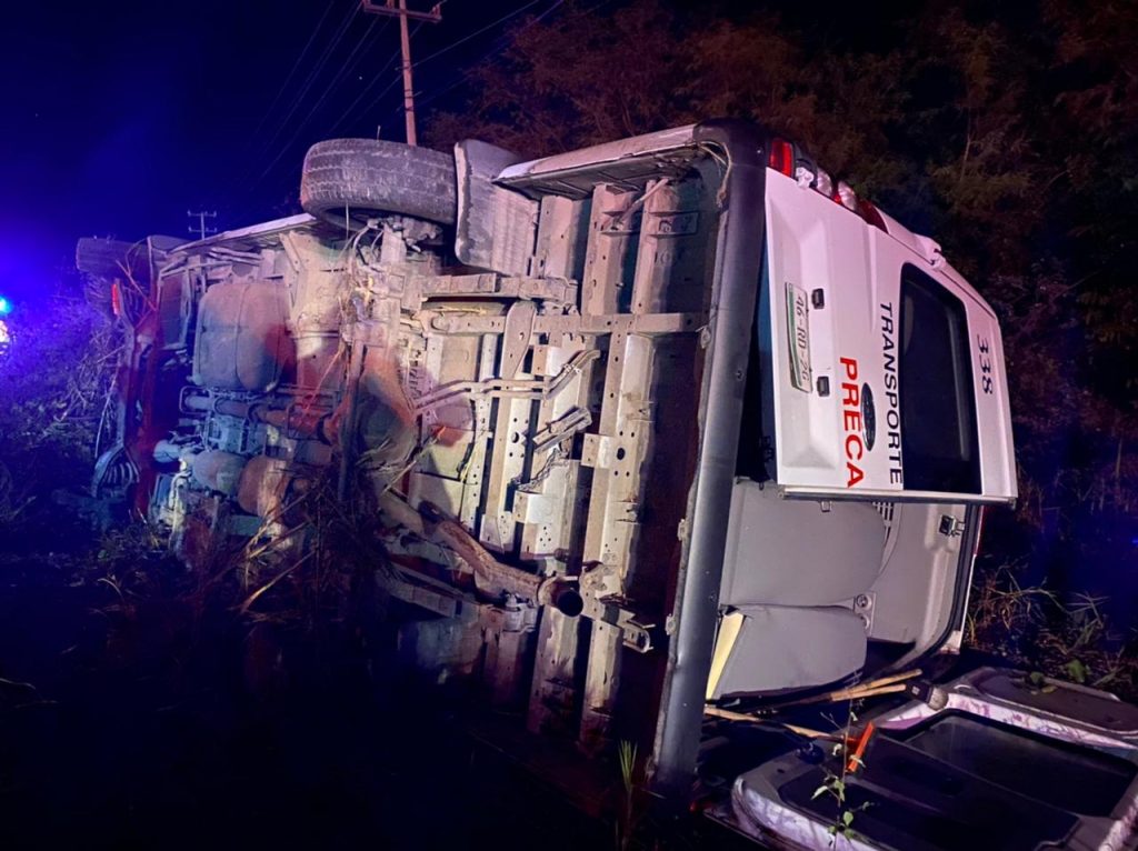 ATIENDEN BOMBEROS DEL ESTADO ACCIDENTE AUTOMOVILÍSTICO EN LA CARRETERA CRUZ DE HUANACAXTLE – PUNTA DE MITA