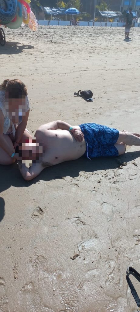 RESCATA SSPC A TRES PERSONAS QUE TUVIERAN DIFICULTADES PARA SALIR DEL MAR EN LA PLAYA GUAYABITOS