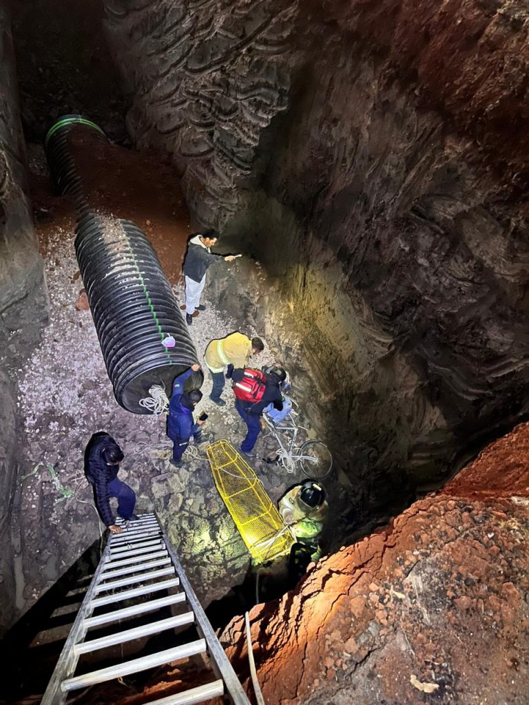 RESCATA SSPC A MASCULINO QUE CAYERA EN ZANJA DE CINCO METROS EN AVENIDA COLOSIO