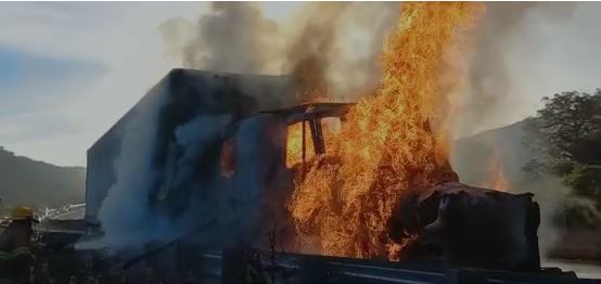 SOFOCAN BOMBEROS DEL ESTADO INCENDIO DE TRAILER EN LA AUTOPISTA TEPIC – GUADAJALARA