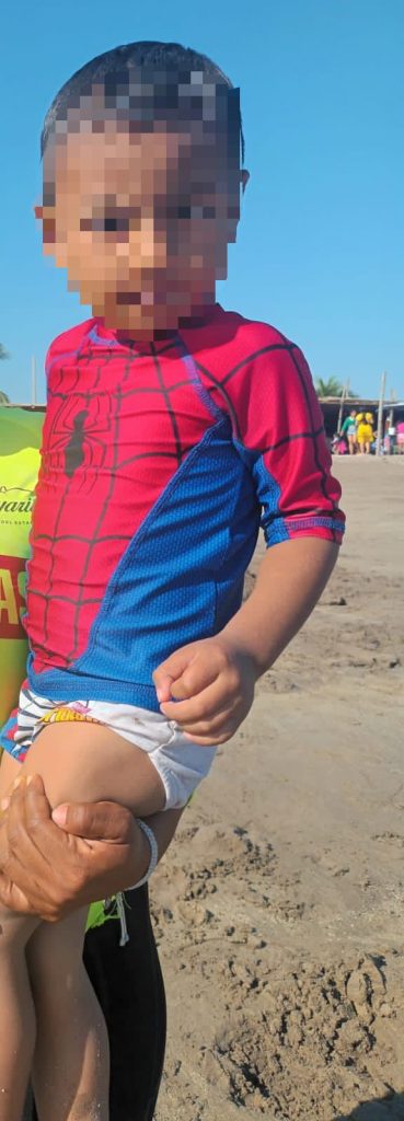 DEVUELVEN GUARDAVIDAS DEL ESTADO A MENOR QUE SE ENCONTRARA EXTRAVIADO EN LA PLAYA DE SAN BLAS