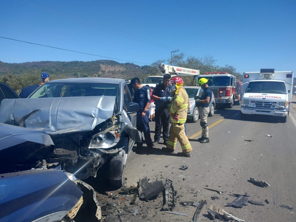Bomberos de Nayarit atienden choque frontal en la carretera Federal 200