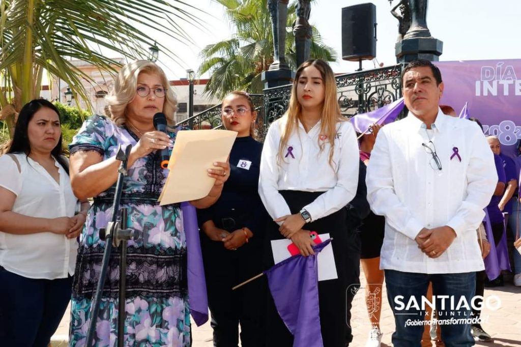 CONVIVEN EL ALCALDE EDUARDO LUGO LÓPEZ Y SU ESPOSA LA SEÑORA TERESA BERUMEN VILLEGAS CON MUJERES DE TODAS LAS EDADES