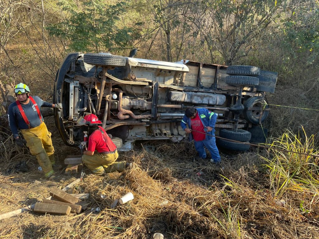 ATIENDEN BOMBEROS DEL ESTADO VOLCADURA VEHICULAR EN LA CARRETERA FEDERAL 200