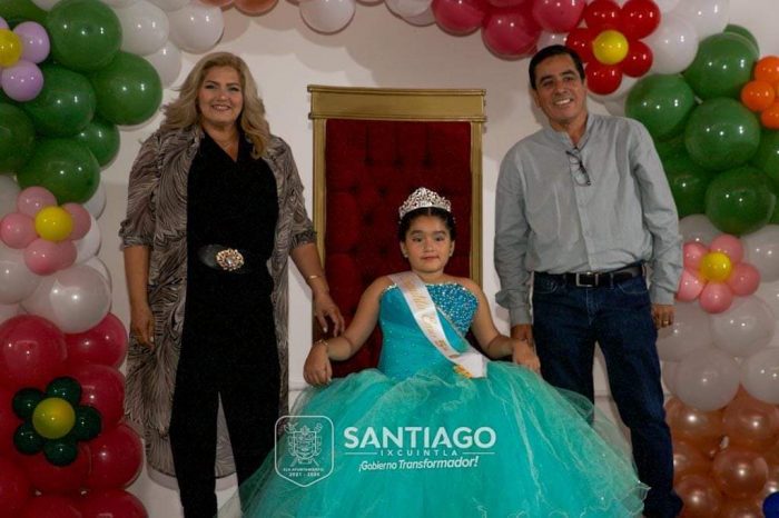 CORONAN EL ALCALDE EDUARDO LUGO LÓPEZ Y SU ESPOSA TERESA BERUMEN VILLEGAS A LAS NIÑAS Y NIÑOS COMO REINAS Y REYES DE LAS INSTANCIAS INFANTILES
