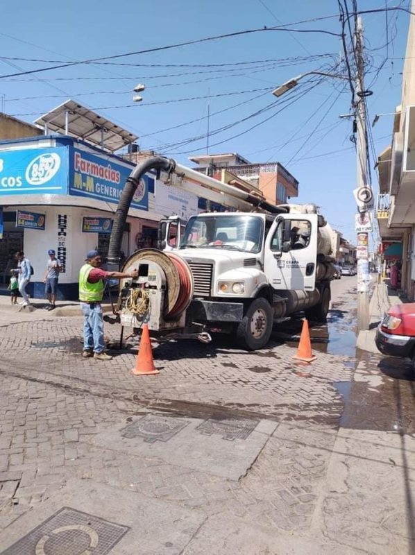 UN CAMIÓN VACTOR SE ENCUENTRA REALIZANDO LIMPIEZA EN ESCUELAS Y FOSAS SÉPTICAS EN SANTIAGO IXC.