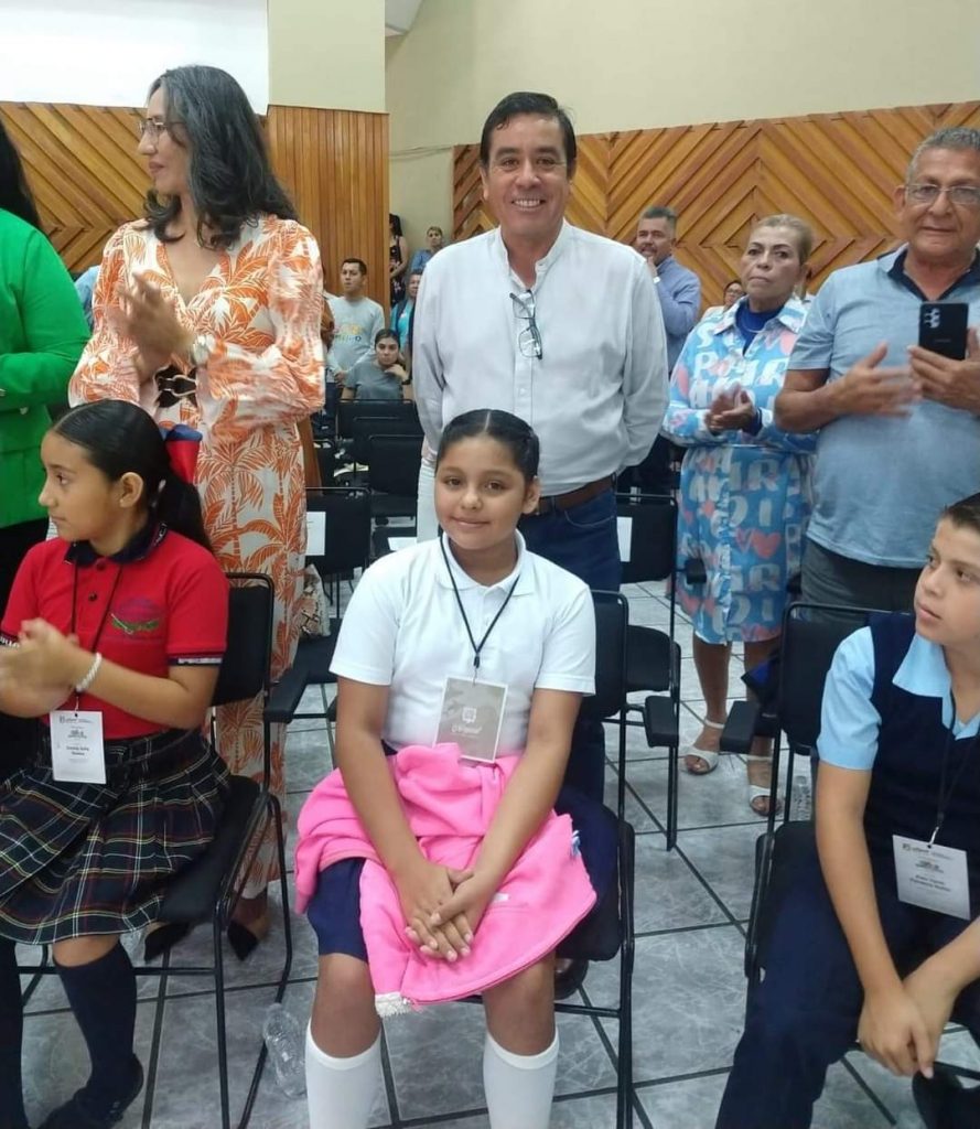 EL ALCALDE EDUARDO LUGO LÓPEZ ACOMPAÑÓ A LA NIÑA PRESIDENTA POR UN DÍA MELANY ARACELY CRUZ RAMÍREZ AL CONCURSO ESTATAL «NIÑEZ GOBERNANTE 2023»