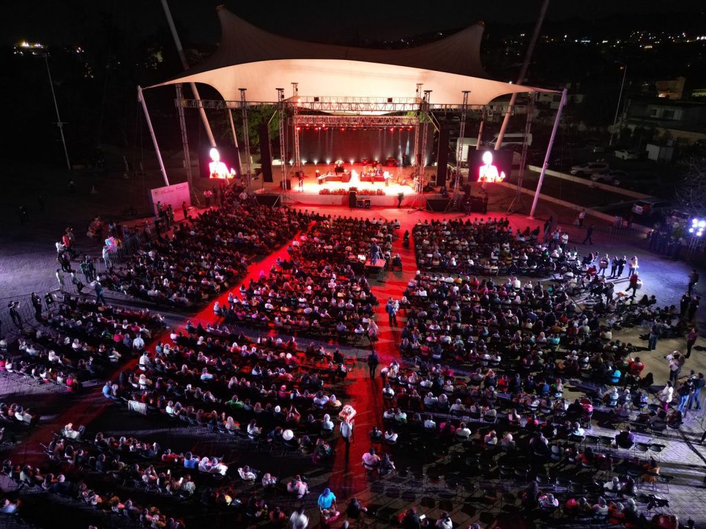 Exitoso concierto de Eugenia León