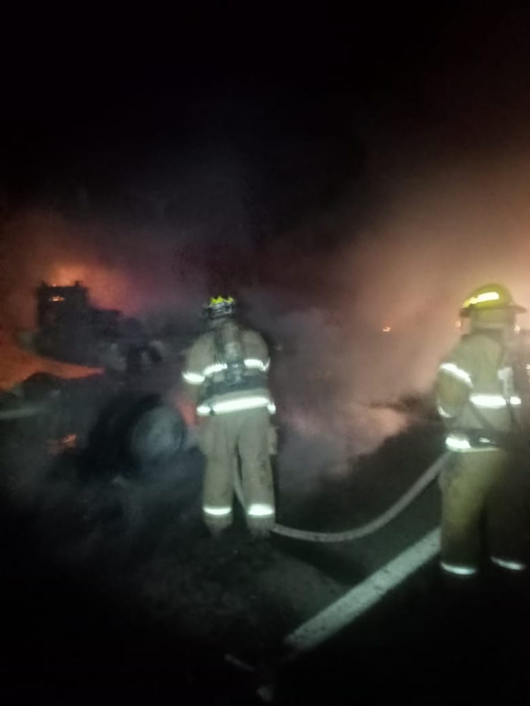 ATIENDE BOMBEROS DE NAYARIT INCENDIO DE TRAILER EN LA AUTOPISTA JALA – COMPOSTELA