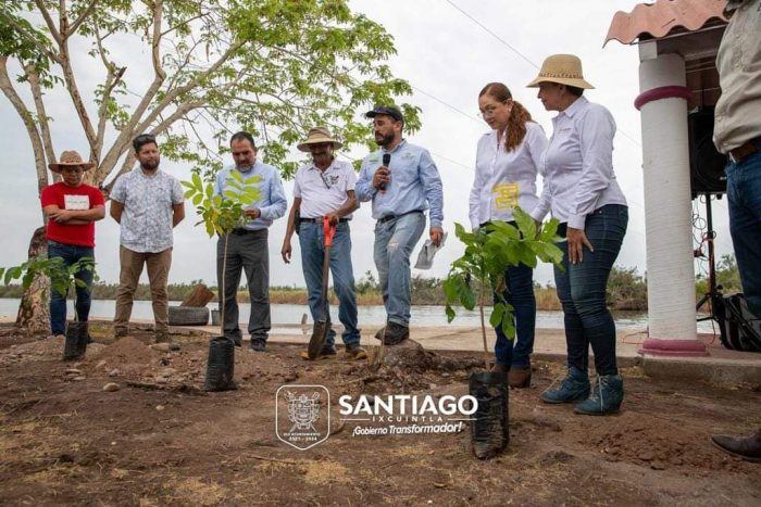 RAFAEL HERNÁNDEZ GUERRERO Y NUMEROSOS FUNCIONARIOS MÁS REFORESTARON GRAN PARTE DEL EMBARCADERO DE «LA BATANGA»