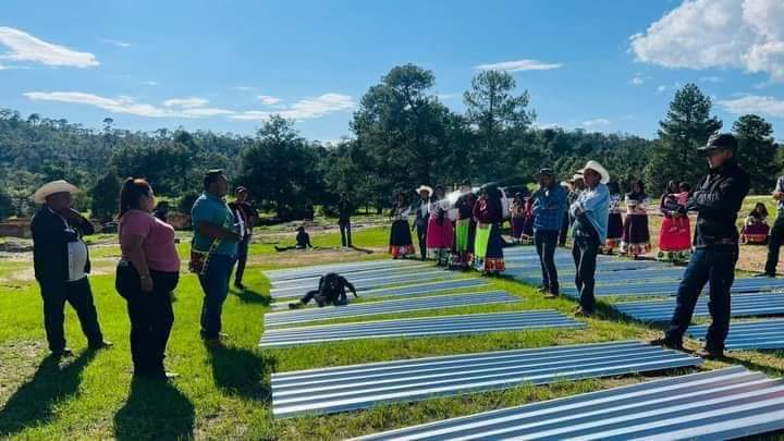 EL PRESIDENTE MUNICIPAL EUGENIO ÁLVAREZ GÓMEZ (KUARE) ENTREGÓ LÁMINAS EN EL MUNICIPIO DEL NAYAR