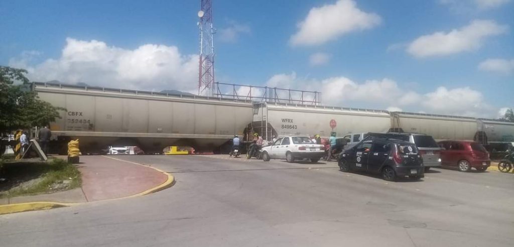 URGE UN PUENTE PEATONAL EN LA COLONIA GOBERNADORES DE TEPIC