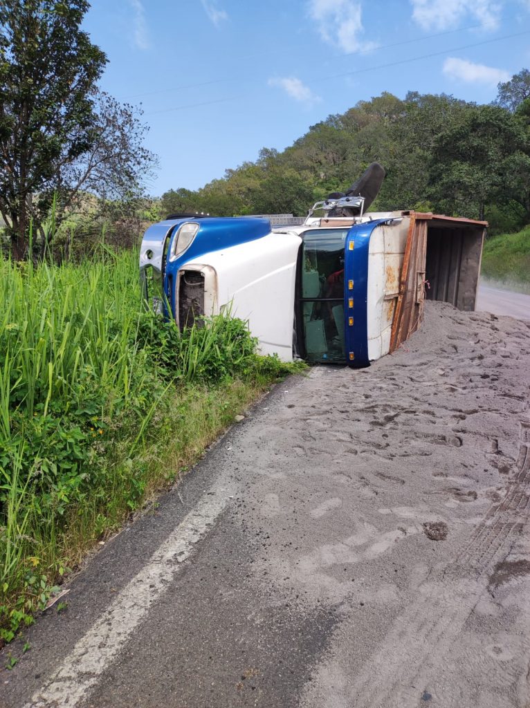 ATIENDEN BOMBEROS DEL ESTADO HECHO DE TRÁNSITO EN LA CARRETERA FEDERAL 15