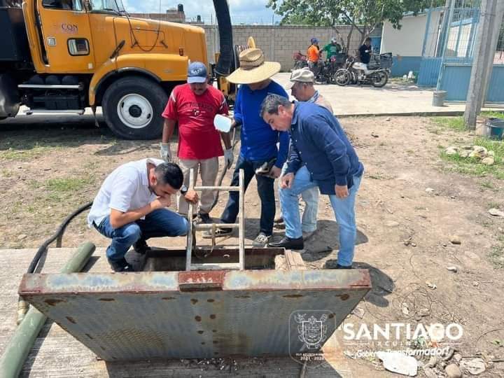 SE ESTÁ DESAZOLVANDO LA CAJA DEL CÁRCAMO PRINCIPAL PORQUE ESTABA TAPONEADA