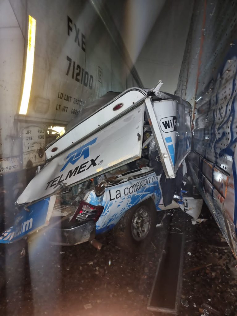 ATIENDE SSPC REPORTE DE COLISIÓN DE VEHÍCULO POR TREN EN TEPIC