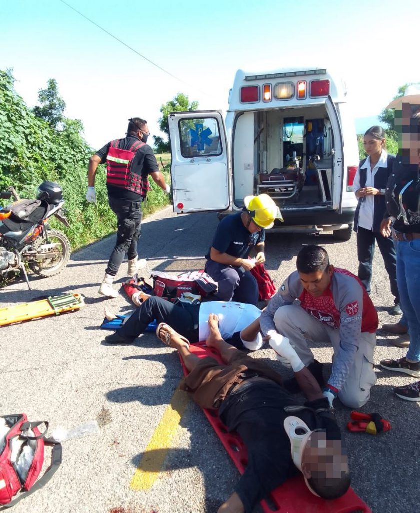 ATIENDEN BOMBEROS DE NAYARIT HECHO DE TRÁNSITO CON PERSONAS LESIONADAS EN LA CARRETERA MILPAS VIEJAS – ACAPONETA