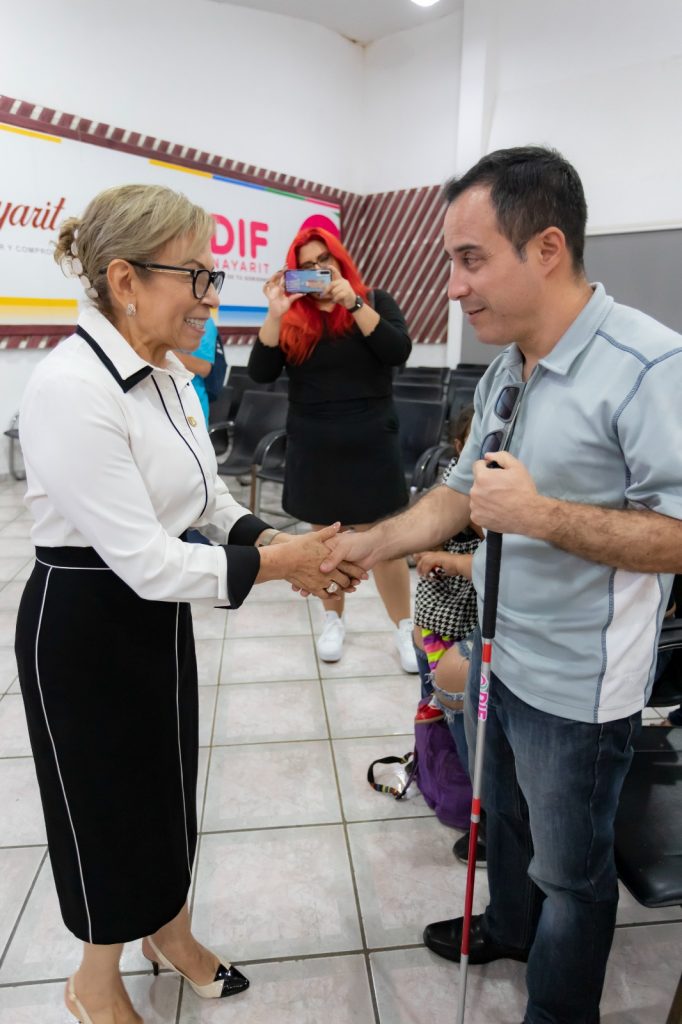 ENTREGA DIF NAYARIT BASTONES BLANCOS A PERSONAS CON DISCAPACIDAD VISUAL