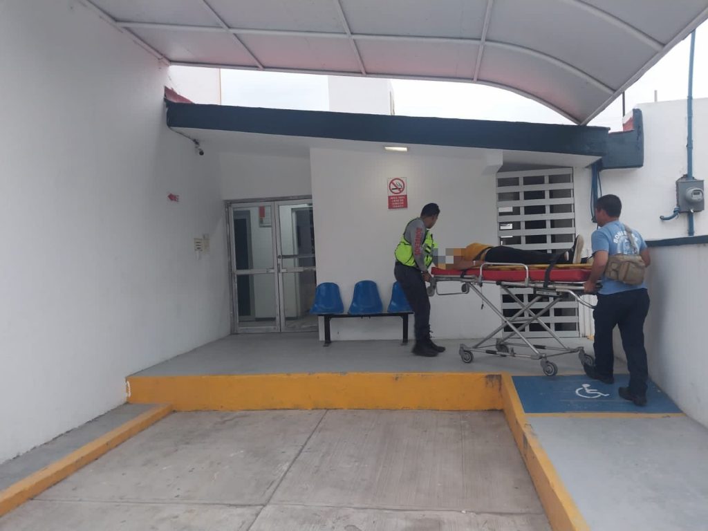 BOMBEROS DE NAYARIT BRINDAN PRIMEROS AUXILIOS A UNA FEMENINA EN EL MUNICIPIO DE SAN BLAS