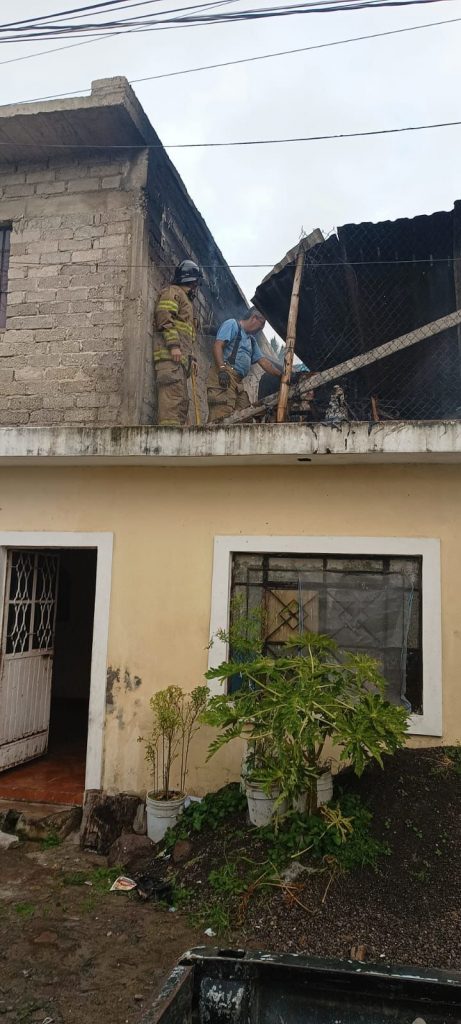 SOFOCAN BOMBEROS DE NAYARIT UN INCENDIO DE CASA HABITACIÓN EN LA CAPITAL NAYARITA