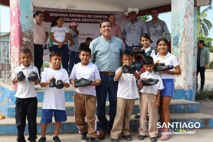 EL ALCALDE EDUARDO LUGO LÓPEZ CONTINUA REPARTIENDO CALZADO A NIÑAS Y NIÑOS DE SANTIAGO, IXCUINTLA