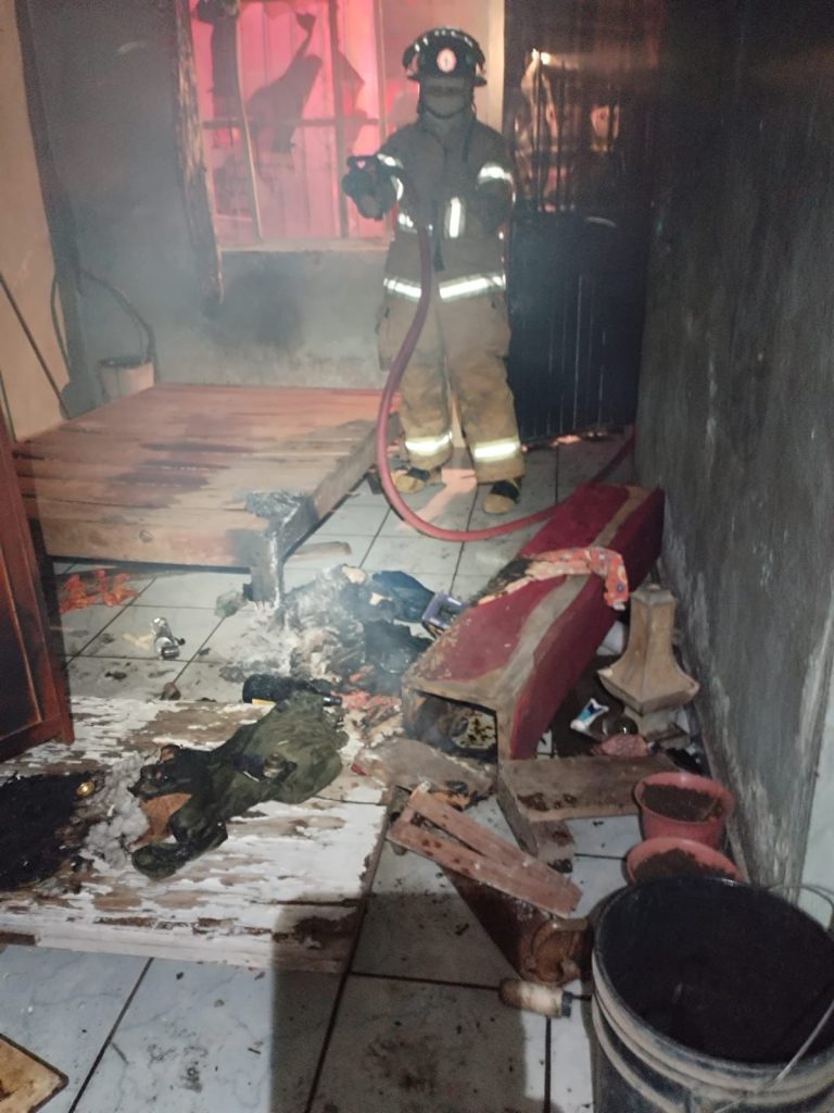ATIENDEN BOMBEROS DE NAYARIT UN INCENDIO DE CASA HABITACIÓN EN LA COLONIA CANTERA DEL NAYAR, EN TEPIC