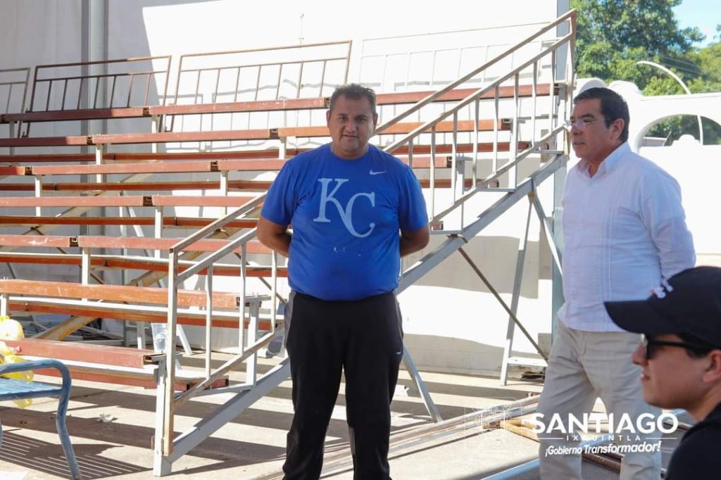 EL ALCALDE EDUARDO LUGO LÓPEZ PERSONALMENTE SUPERVIZA LA INSTALACIÓN DE LA PISTA DE HIELO EN SANTIAGO