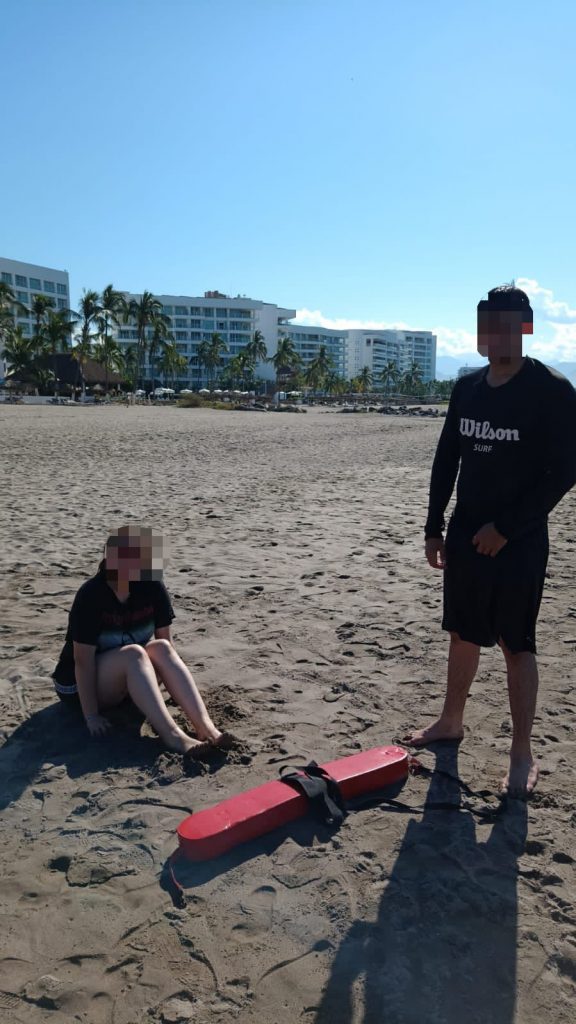 RESCATAN GUARDAVIDAS DE NAYARIT A DOS PERSONAS EN EL MUNICIPIO DE BAHÍA DE BANDERAS