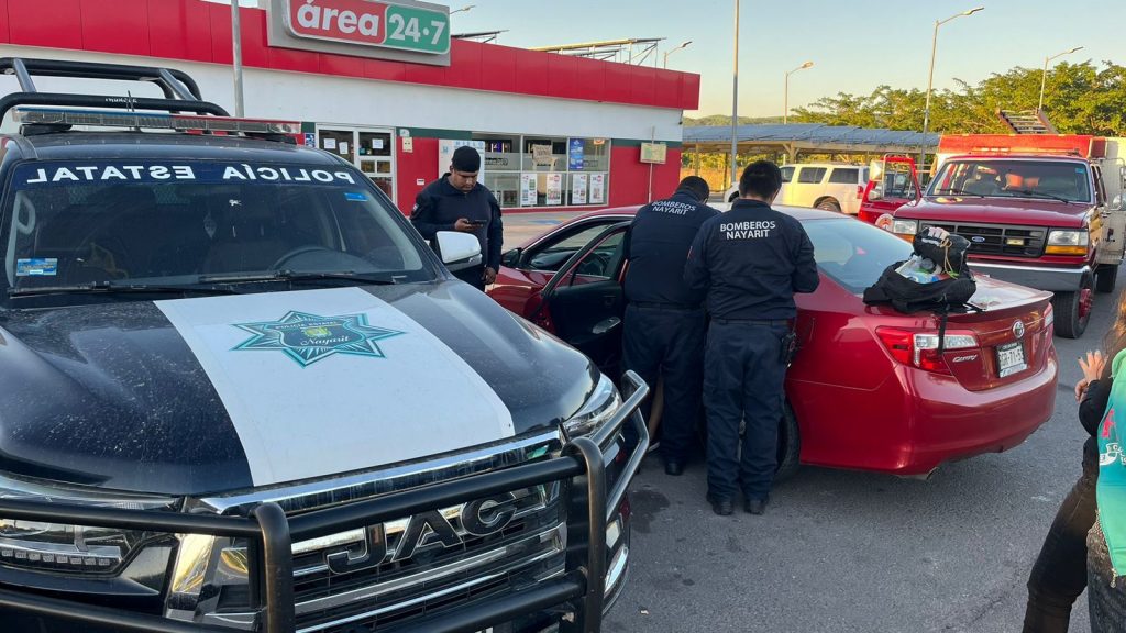 Auxilian Bomberos de de Nayarit a una menor de edad tras caer de una motocicleta en el municipio de San Blas