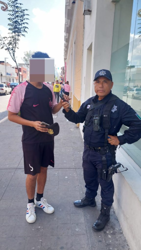Entrega SSPC teléfono extraviado en la zona centro de la capital nayarita