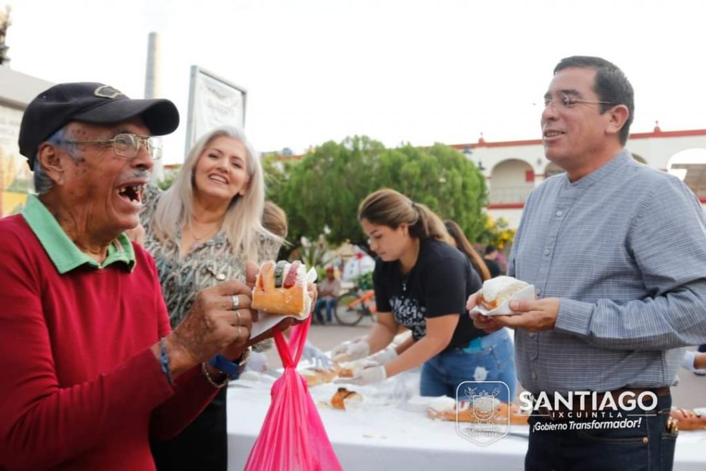 EL ALCALDE EDUARDO LUGO LÓPEZ Y SU ESPOSA TERESA BERUMEN CONVIVIERON ALEGREMENTE CON LA POBLACIÓN SANTIAGUENSE