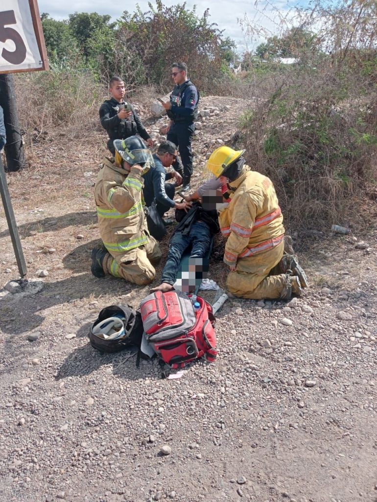 Atienden Bomberos de Nayarit un hecho de tránsito en la carretera Federal 15 libre