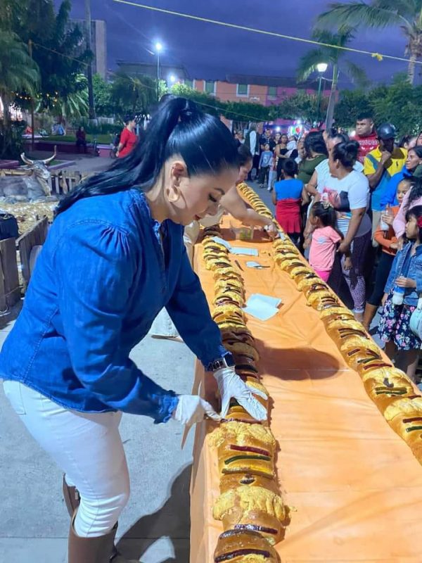 COMPARTIENDO ROSCA DE REYES FANY LARA Y EL COMITÉ DE VALLE