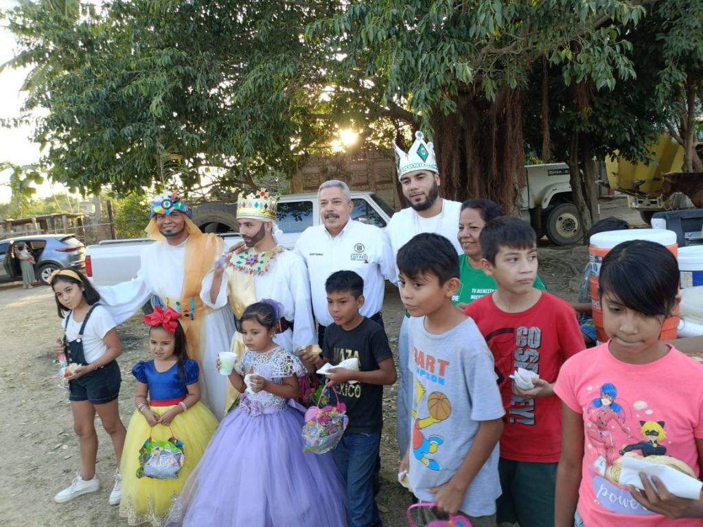 FESTEJÓ DÍA DE REYES, PARTIENDO LA ROSCA A.R.C