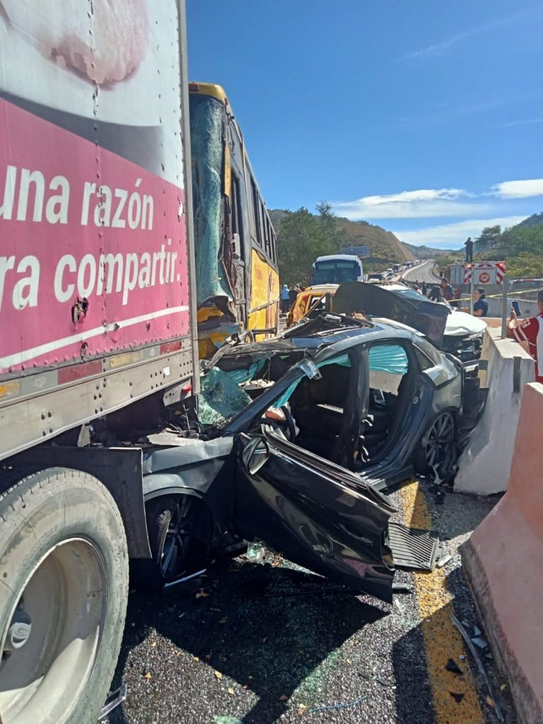 ATIENDE SSPC EL REPORTE DE UN HECHO DE TRÁNSITO EN LA AUTOPISTA JALA – COMPOSTELA