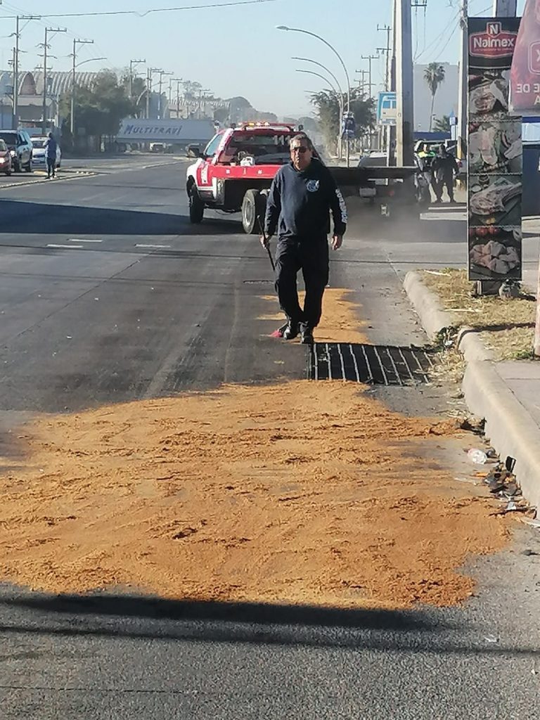 BOMBEROS DE NAYARIT ATIENDEN DERRAME DE COMBUSTIBLE EN LA COLONIA CIUDAD INDUSTRIAL DE TEPIC